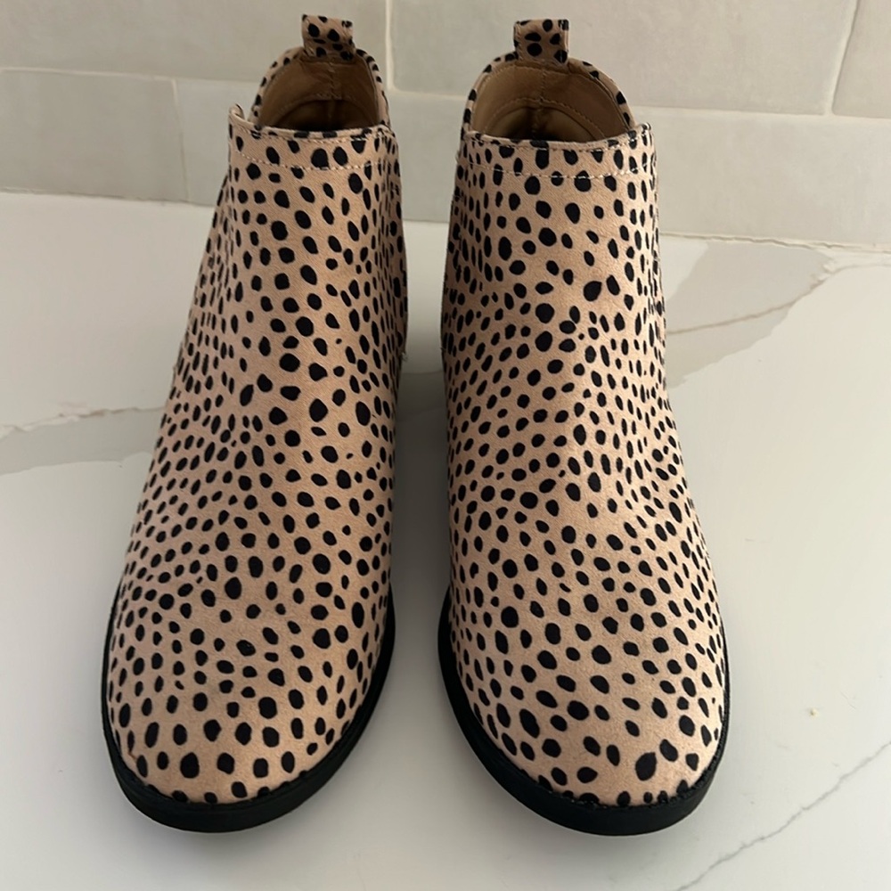 New boots low never worn. Size 8 Suede like material. Black/tan